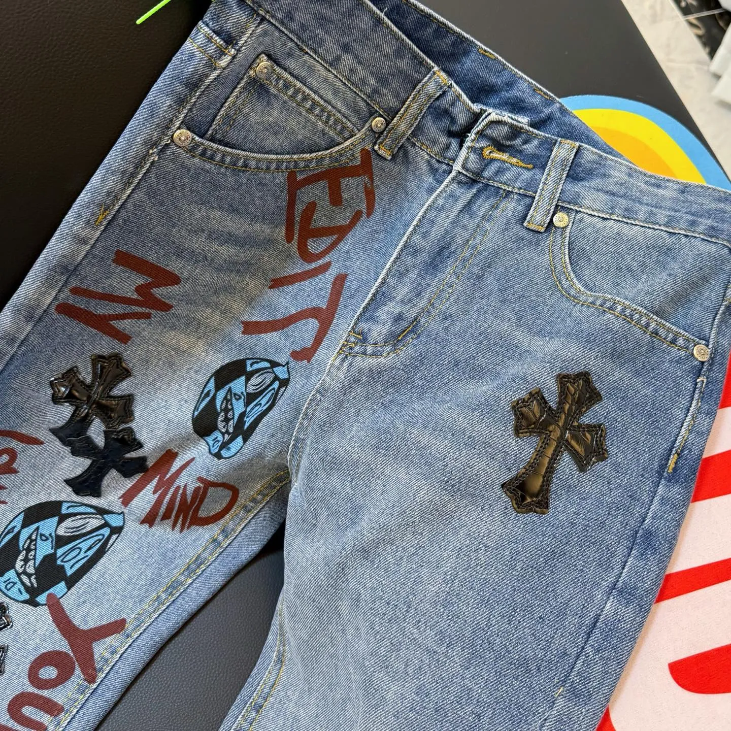 P260 style number: D349 Chromehearts1of1 Crow Mattyboy graffiti jeans, ceiling-level jeans, a pair is hard to find at the counter‼ ️About Zangyin✅This is an extremely luxurious fashion brand that can also be called the aristocracy of the high street. It has always been an exclusive brand for some hipsters or rich second generations. The color of this model is already very eye-catching by using a unique washed material. It is decorated with pink patch cross flowers, which cleverly highlights the charm of the brand. Secondly, this model adopts a classic high-waist cut design, which highlights the long legs and fashionable temperament of the upper body. The brand is highly recognizable and the slim-fitting configuration is more suitable for daily wear. The personality will be fashionable and the specifications can be seen at a glance. Materials and technology ✅ Needless to say, this point goes without saying. As an excellent craftsman brand, Zangyin's requirements for details and craftsmanship are really perfect. The washed color of this model has gone through a lot of processes, not to mention the embellishment of the denim appliqués. It is also purely handmade and sewn. Just like what they believe in, only handmade things have soul and have the meaning of wearing. A top-notch heavy-duty fashionable denim item, recommended by both hands‼ ️ Size: 28, 30, 32, 34, 36 (S-XXL) Color: black Size reference: Pants length 100 102 104 106 106 Waist 72 76 80 84 88 Recommended weight S (about 130 pounds) M (about 120 pounds) L (about 140 pounds) XL (about 165) XXL (about 185)